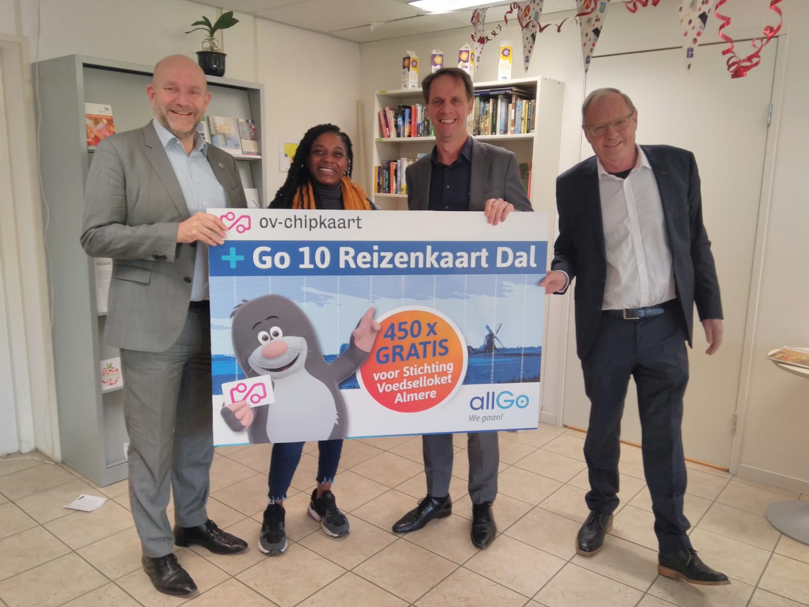 Keolis Nederland doneert 450 OV-chipkaarten aan Voedselloket Almere